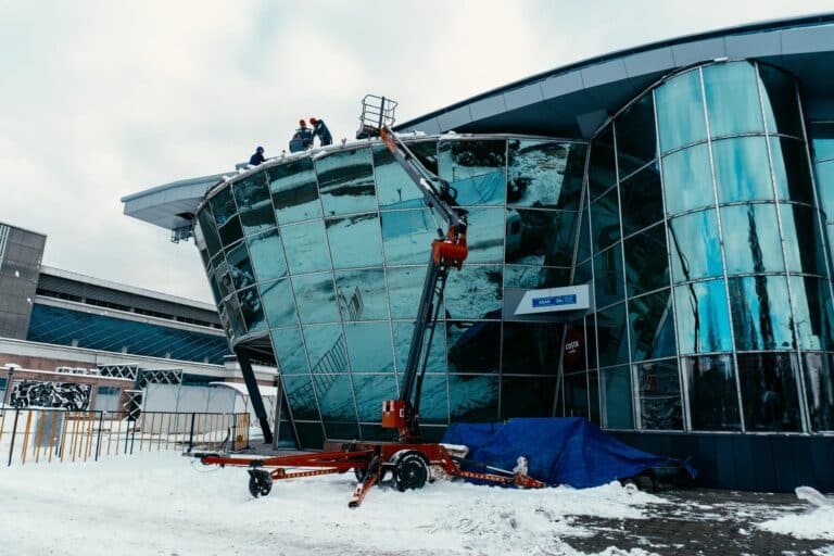 Разрушенный во время январских событий ТЦ «Променад» начали ремонтировать