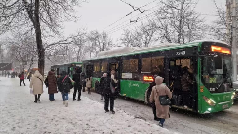 Водители автобусов в Алматы работали сверхурочно и без выходных