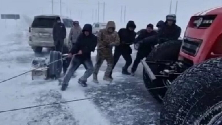 В Актюбинской области спасли иностранцев из снежного заноса на трассе