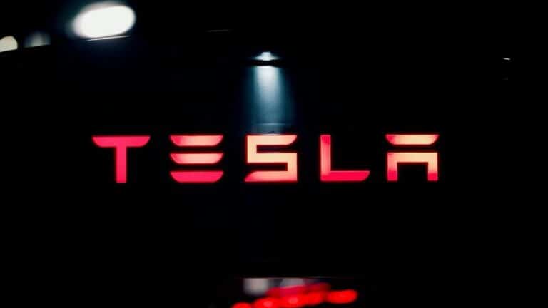 Wells Fargo ждет падения акций Tesla почти на 70% и рекомендует инвесторам продавать их