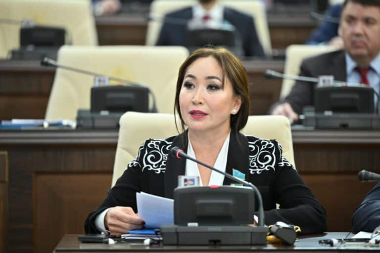 Депутат асырап алған үш орыс баласы қазақ сыныбын таңдағанын айтты