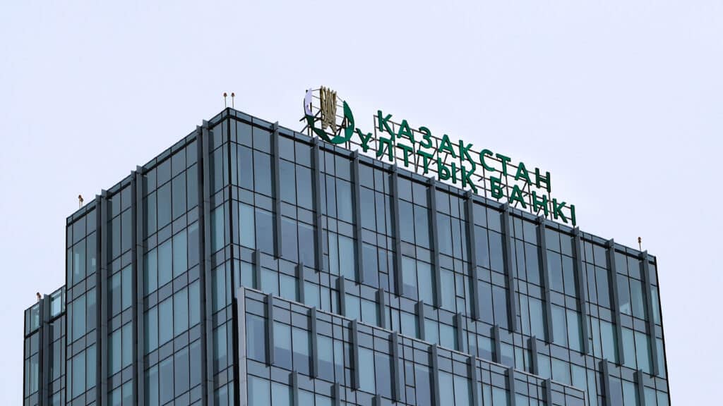 Тенге укрепился в январе после первого «зеркалирования» покупки золота Нацбанком