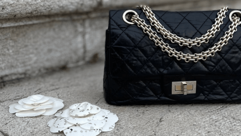 Самой знаменитой сумке Chanel — 70 лет. За это время она подорожала в 50 раз 