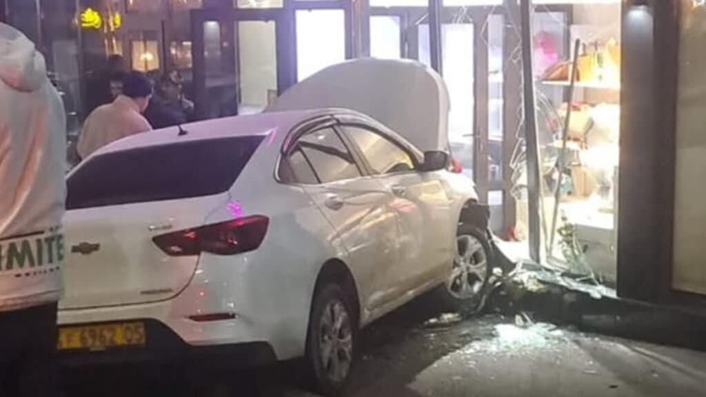 Авария с тремя автомобилями в Алматы: машина разбила цветочный магазин