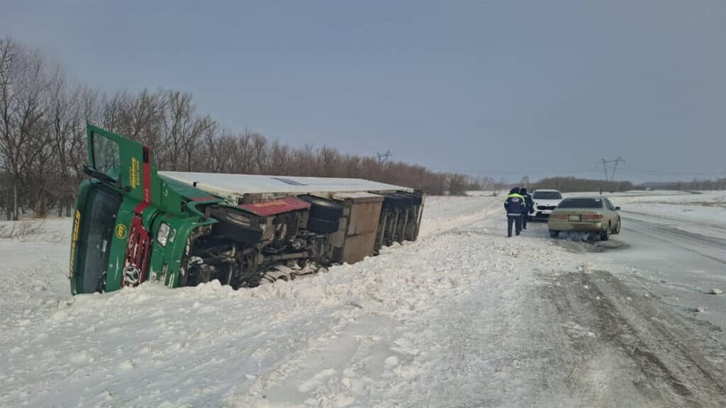 Фура из Грузии с 20 тоннами мяса улетела в кювет на севере Казахстана