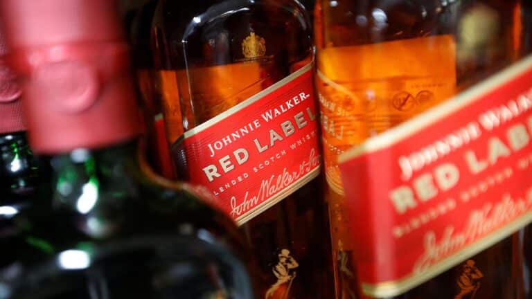 Акции владельца Johnnie Walker упали после отказа от прогноза из-за риска пошлин