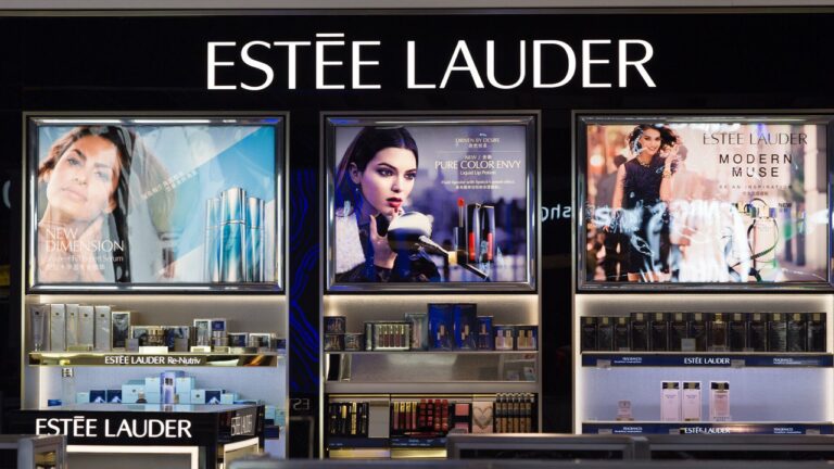 Акции Estée Lauder рухнули на 20% после слабого прогноза по прибыли и продажам