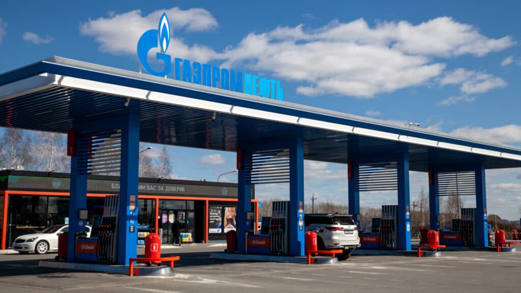 Связанная с «Газпром нефтью» компания сменила название на фоне ребрендинга заправок