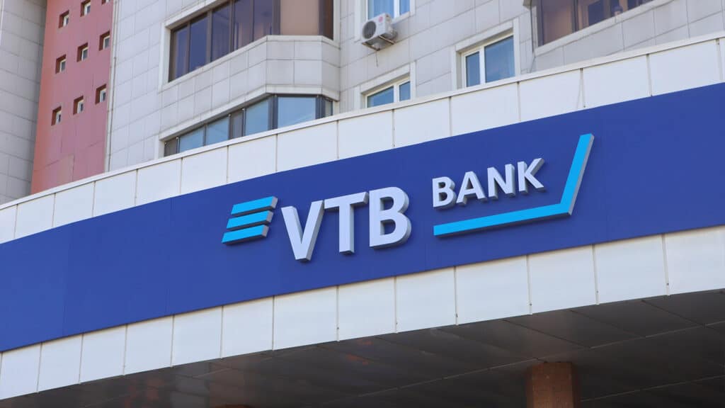 Банк ВТБ в Казахстане возобновил выдачу карт нерезидентам