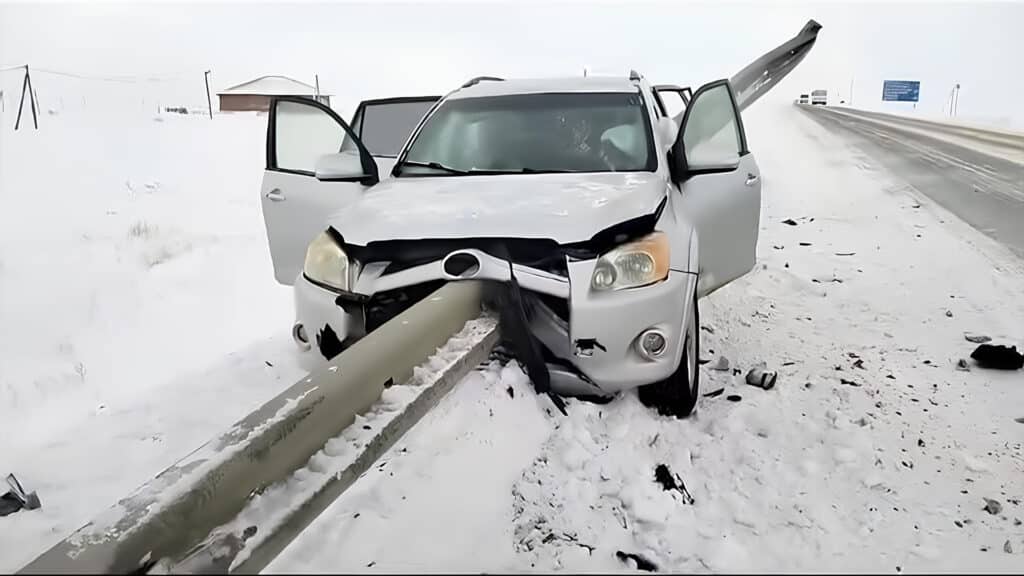 Отбойник насквозь пронзил «Тойоту» в Актюбинской области: водитель скончался