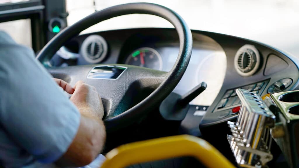 10-летняя девочка погибла под колесами школьного автобуса в Караоткеле