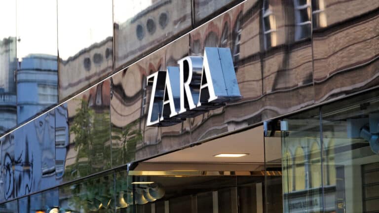 Инфлюенсерша отсудила у Zara €20 тысяч за отдернутую охраной шторку примерочной