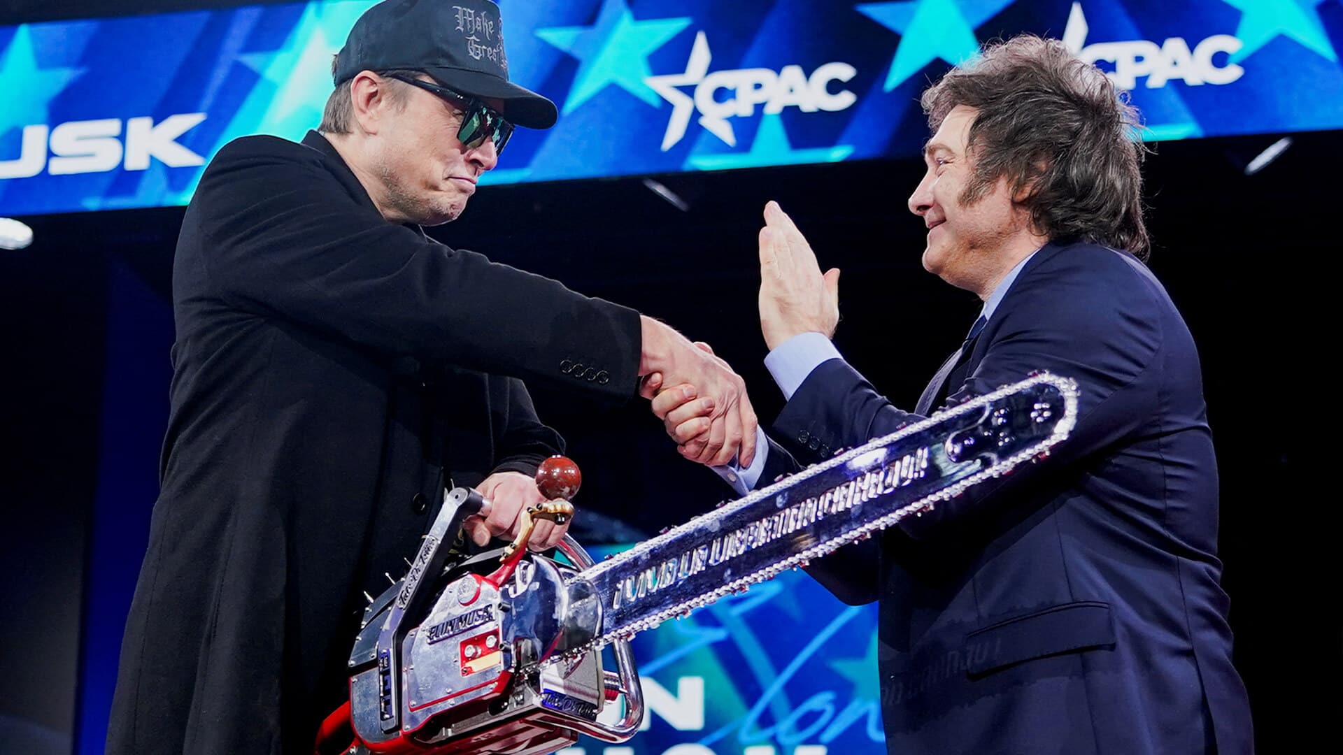 Илон Маскқа бюрократиямен күресу үшін бензопила сыйға тартылды