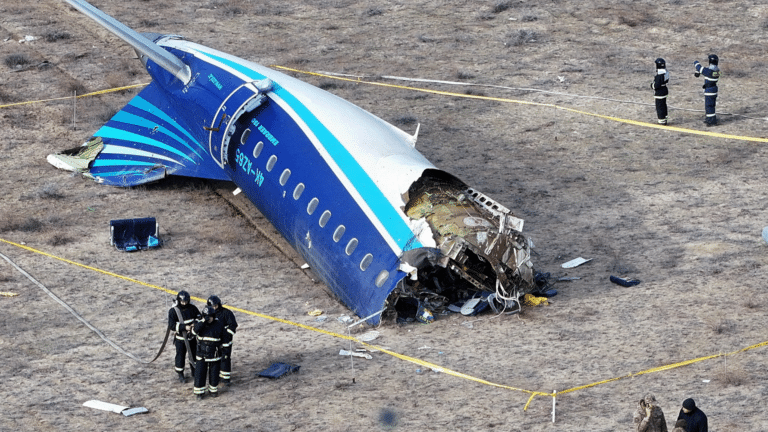 Сырттан соққы болғаны расталды. Azerbaijan Airlines ұшағының апатына қатысты жарияланған алдын ала есепте не айтылды