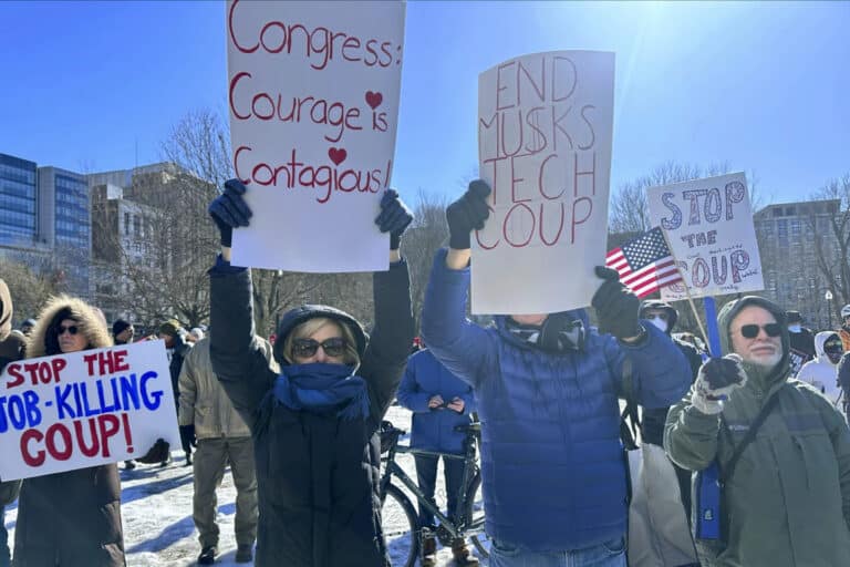 В Бостоне сотни человек вышли на протест против политики Трампа и Маска