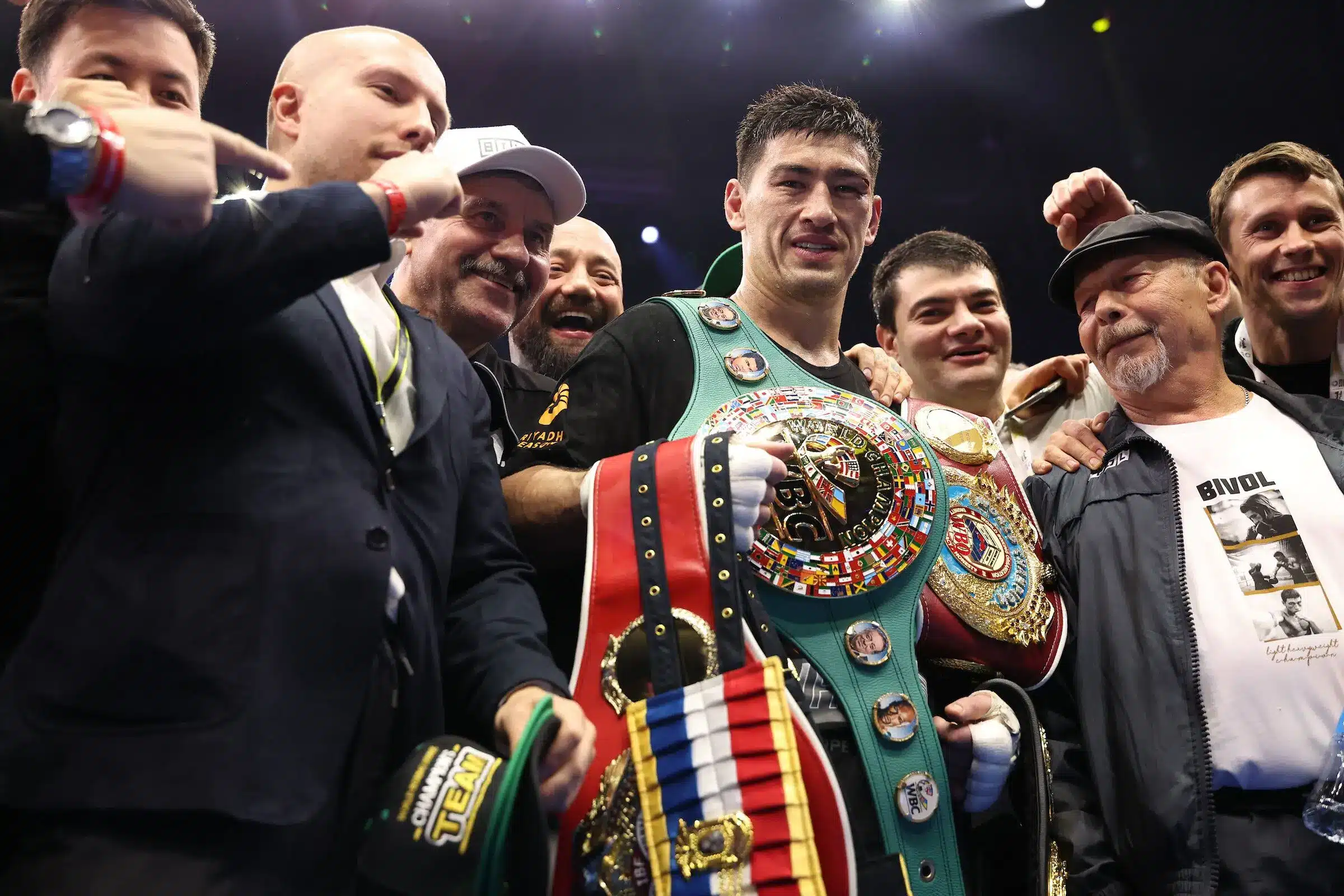 Дмитрий Бивол абсолютті чемпион атанды