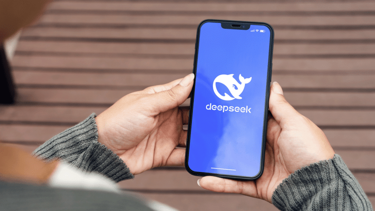 Әлемді дүр сілкіндірген DeepSeek қалай жұмыс істейді?