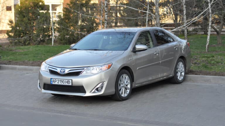 Toyota Camry 50-дің гибрид нұсқасын аларда неге мән беру керек