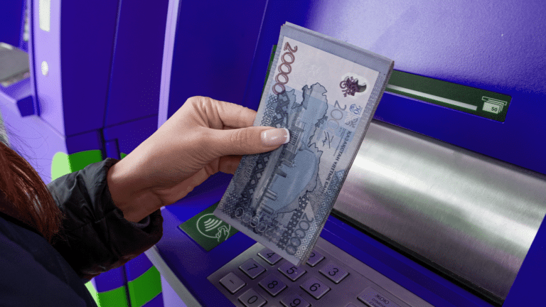 Енді банк картасын 500 мың теңгеден көп сомаға толтыратын кезде ЖСН сұрайды