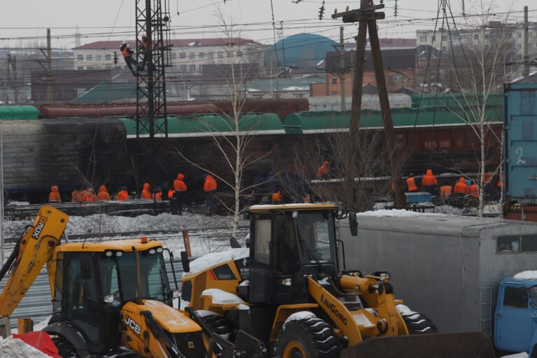 «Повыбивало окна и двери». Что говорят о ночном взрыве в районе вокзала в Астане