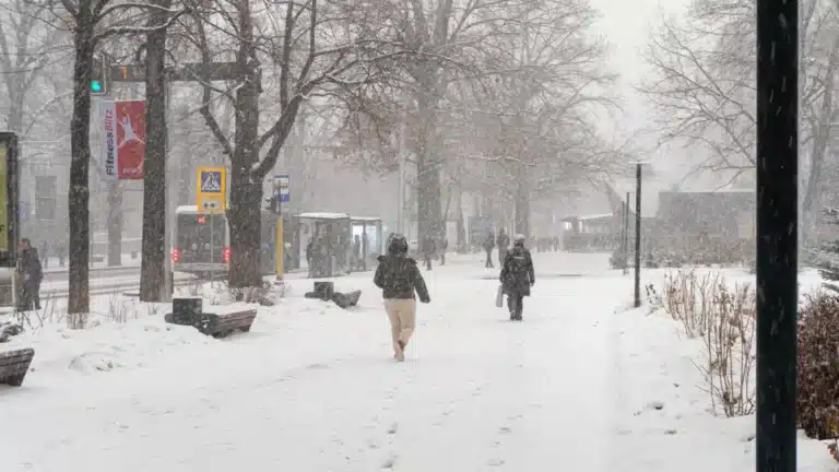 Погода в Астане: Закрыты несколько трасс и не ездят пригородные маршруты