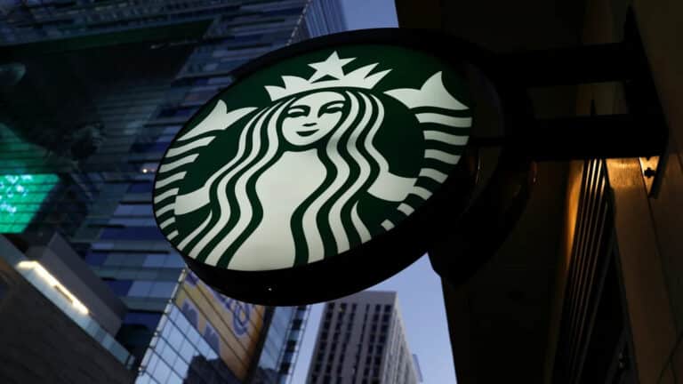 Суд обязал Starbucks выплатить $50 млн водителю, обжегшемуся напитком