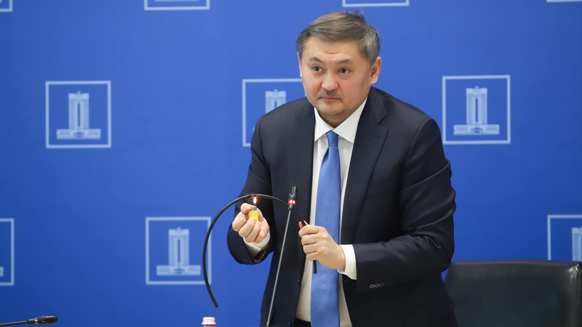 Министр науки Саясат Нурбек поджег кабель на пресс-конференции