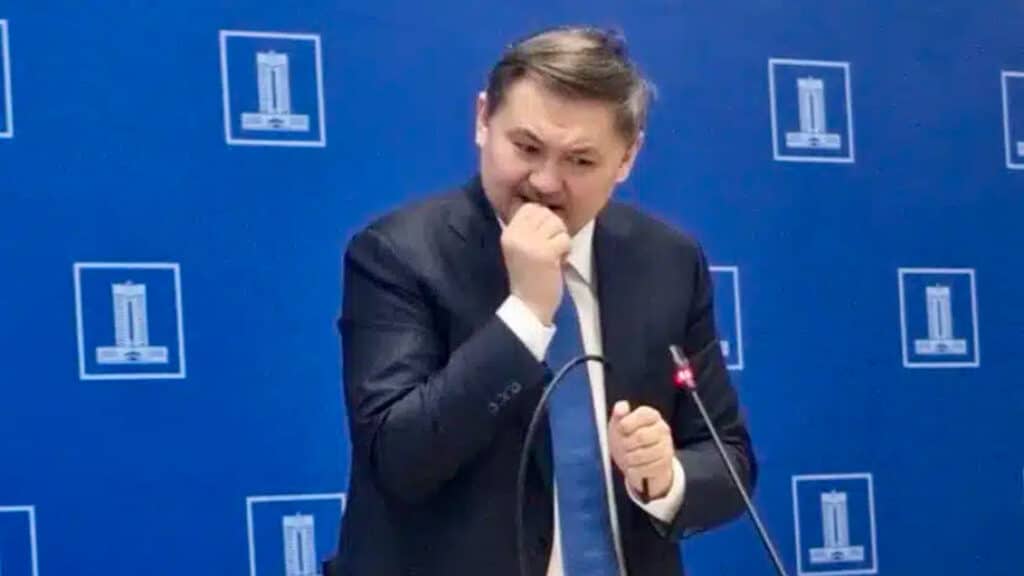 Саясат Нұрбек отқа төзімді кабельді көрсетемін деп саусағын күйдіріп алды