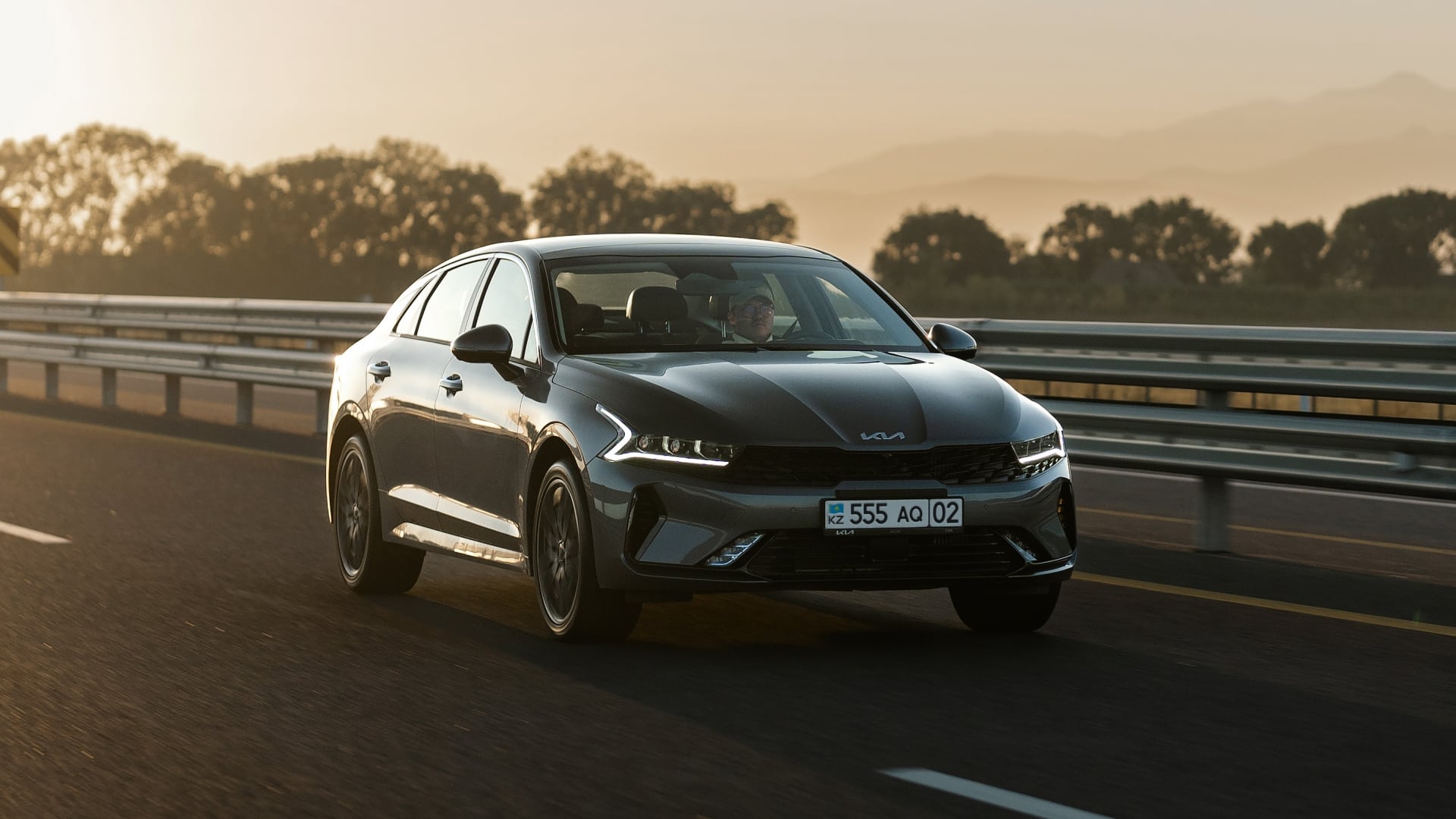 Мәзір ең алдымен Kia K5 бизнес-седанынан бастап енгізілуде / Фото: Allur Motor