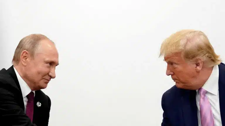 Трамп пен Путин телефонмен сөйлесіп жатыр