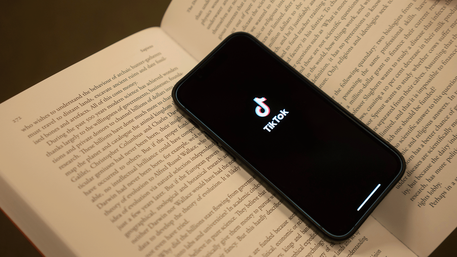 TikTok тренді қызықтырған Алматы облысы оқушылары да уланған еді/коллаж: kursiv.media, бильд-редактор Ахтам Зиперов