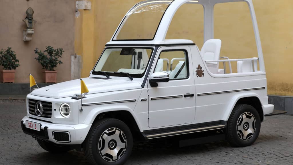 Папа Римский ездил на Mercedes G-класса и Duster Dacia