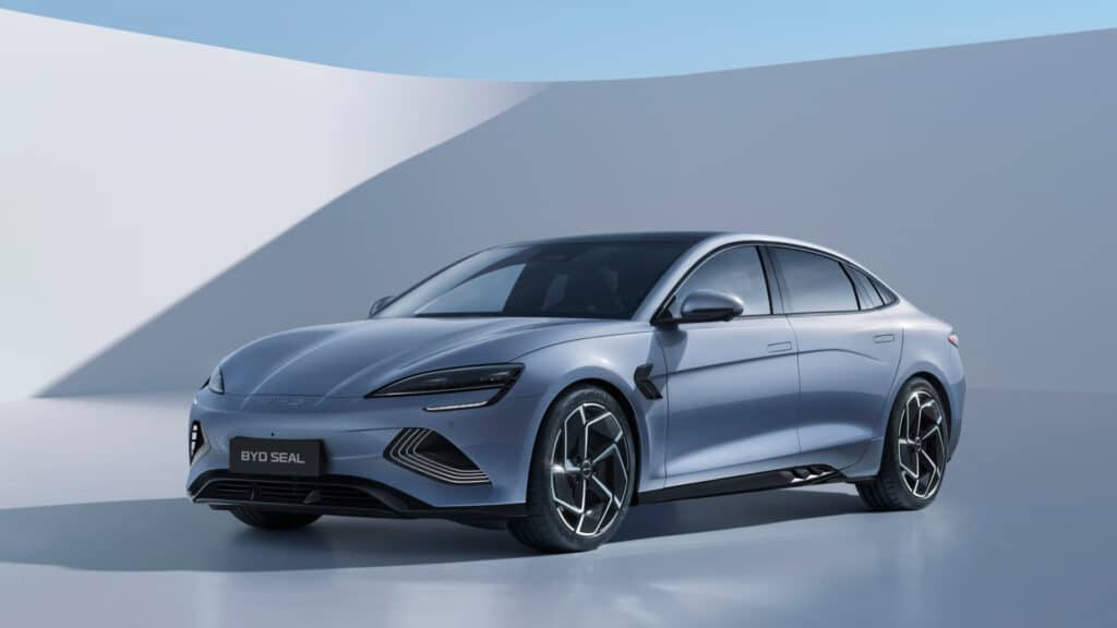 В Дубае купят 200 электрокаров BYD Seal для такси