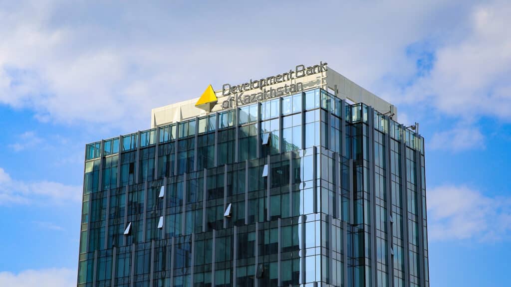 БРК займет полмиллиарда долларов, чтобы выкупить старые долги