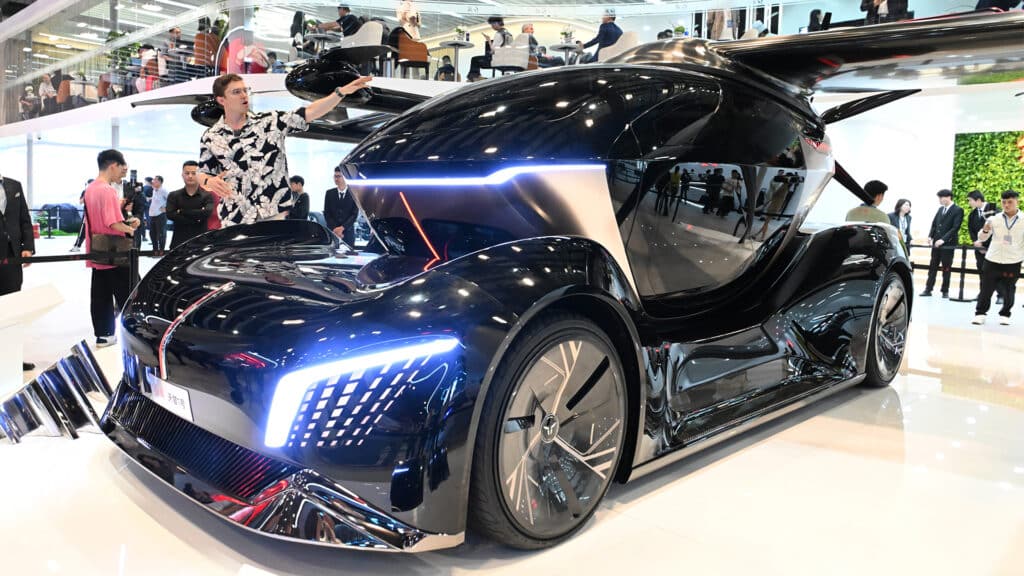 Hongqi показал летающий автомобиль и седан-гибрид с запасом хода 1 600 км