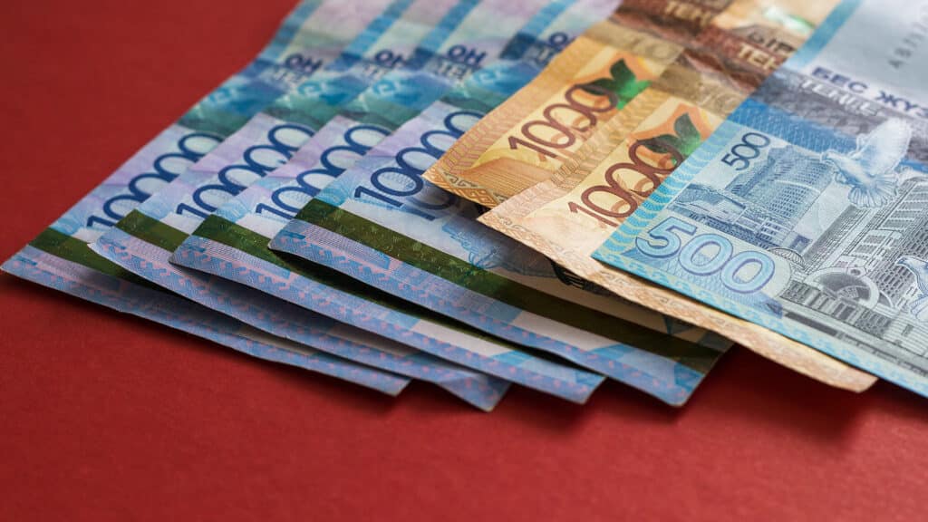 Алматинцы тратят на кредиты и долги в 4 раза меньше астанчан