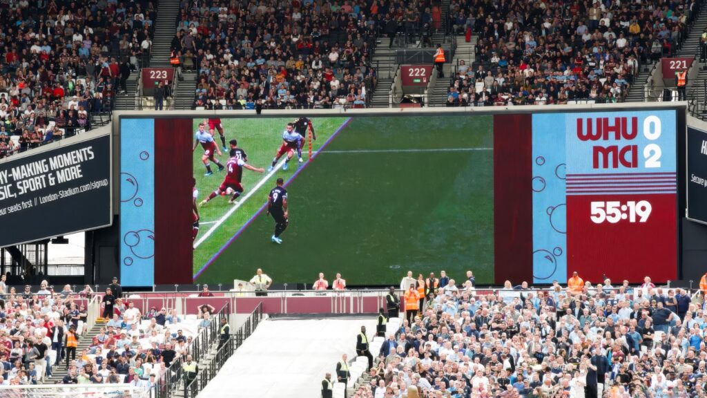 Зрителям на трибунах впервые показали VAR в момент просмотра видео арбитром