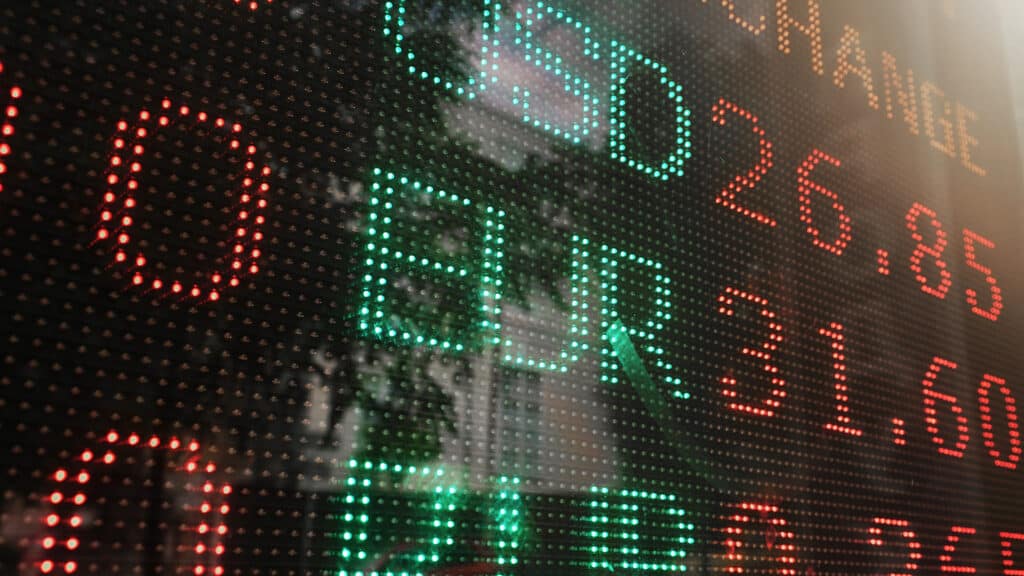 Обменники хотят сохранить табло с курсами валют на улице