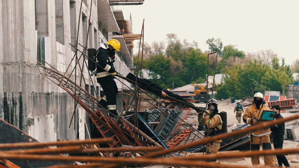 Спасатели разбирали завалы и спускали людей с крыш во время сейсмотренировки в Алматы