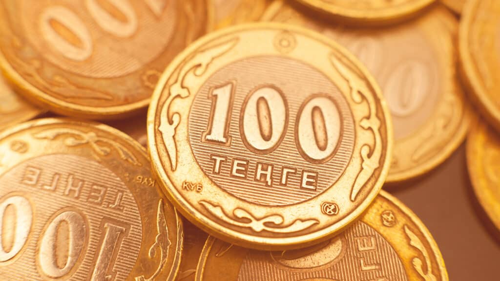 Тенге стремительно дешевеет по отношению к доллару и евро