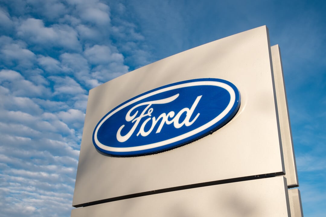 Ford басшылығы кедендік баж салығына байланысты осындай шешім қабылдаған / Коллаж: kursiv.media, бильд-редактор: Ахтам Зиперов