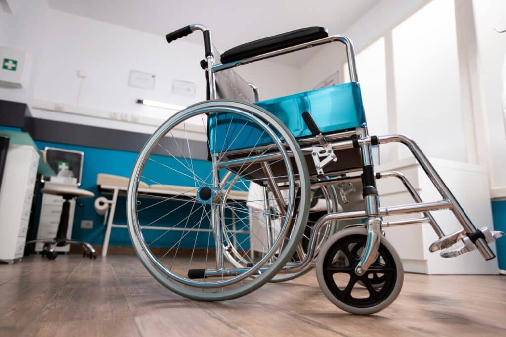 Скандал вокруг Air Astana: инвалидную коляску пассажира разобрали в аэропорту