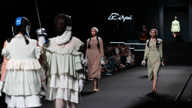 Военный парад моделей к 9 мая на Visa Fashion Week вызвал неоднозначную реакцию