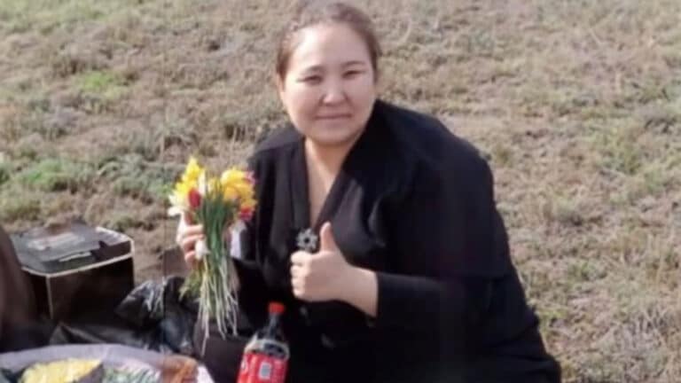 В Казахстане чиновницу судят за фото с тюльпанами