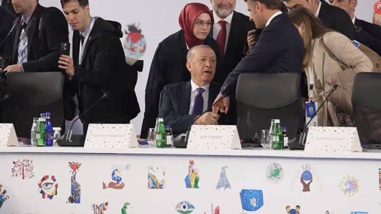 Эрдоган схватил Макрона за палец