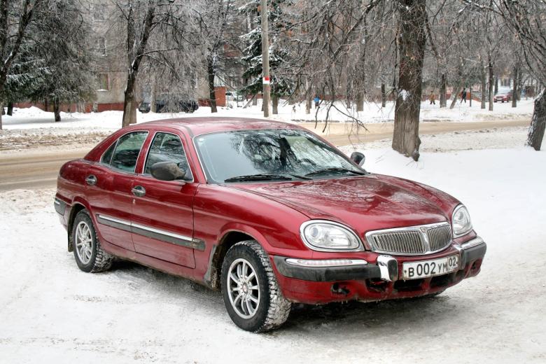 Атақты автокөлік бренді «Волга» өндірісі басталмай жатып тоқтап қалды / Коллаж: Kursiv.media, бильд-редактор: Ахтам Зиперов