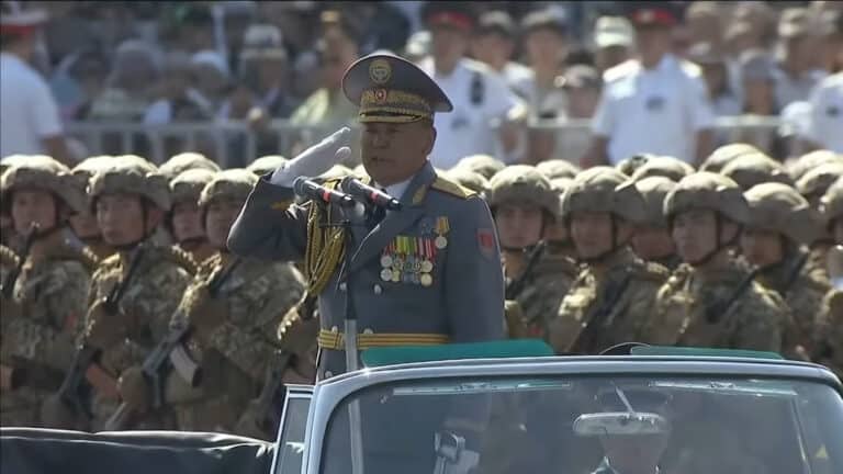 Кыргызстан и Таджикистан проводят военные парады в честь Дня Победы