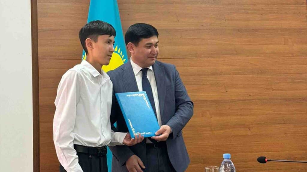 Жәнібек Әбілхан ұстазымен / Фото: Жәнібек Әбілханның жеке мұрағатынан, бильд-редакторы
