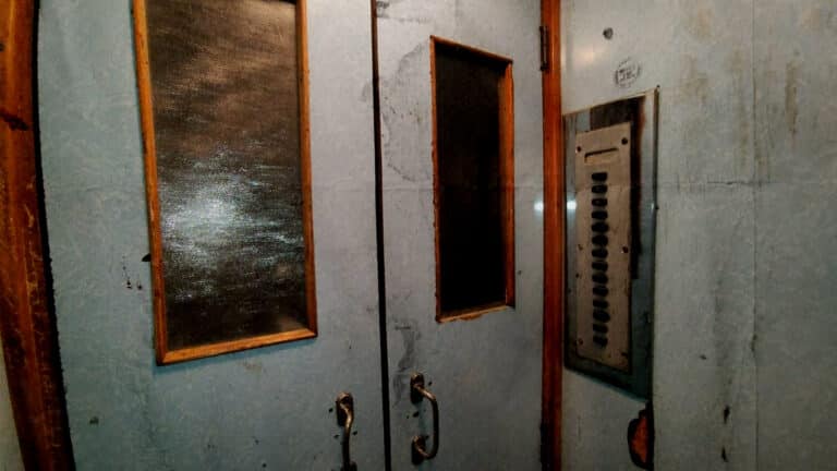 Жительница Семея показала платный лифт «из прошлого» за 10 тенге