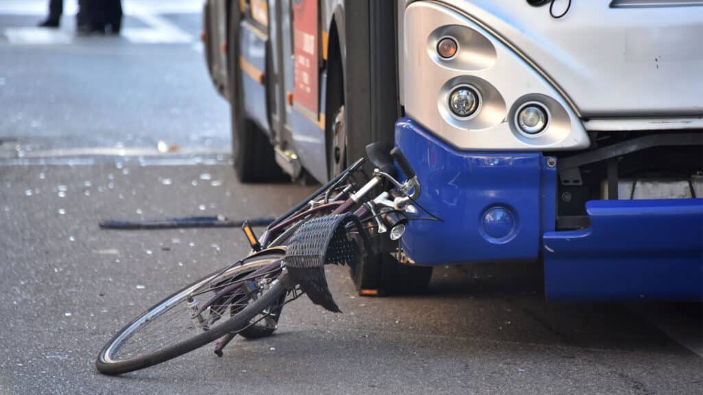 Велосипедист погиб под колесами автобуса в Павлодаре